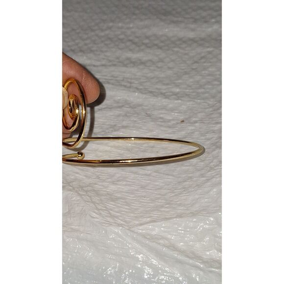 A Gold Tone Women's Arm Band Swirled Romanesque Metalwork Elegant Statement - Picture 6 of 6